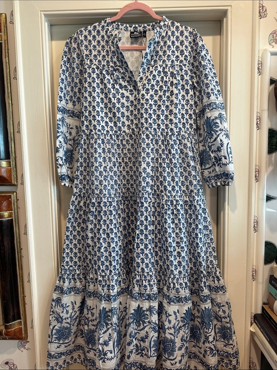 Madison Mathews Dresses & Skirts - Madison Mathew’s Blue & White Floral Tiered Midi Dress